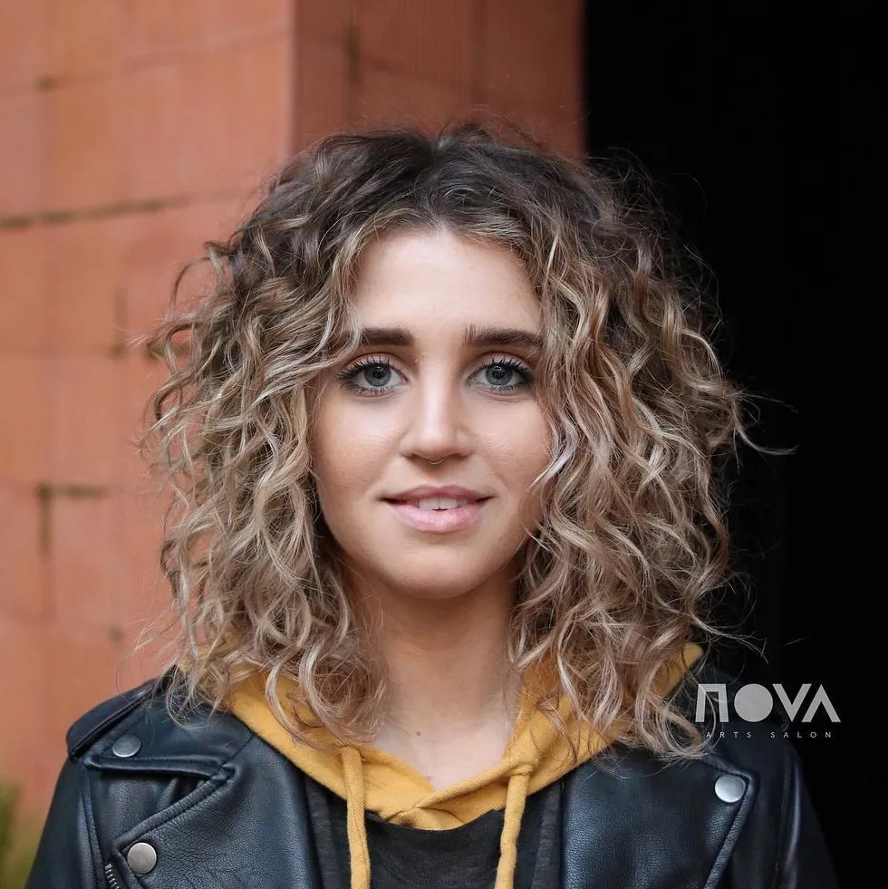 Toutes les femmes n’ont pas envie de perdre du temps le matin avec un sèche-cheveux. Pour moderniser votre lob ondulé, passez simplement les doigts dans vos cheveux, appliquez un peu de mousse coiffante, puis laissez sécher à l’air libre. Résultat : un look naturel, texturé et sans effort.