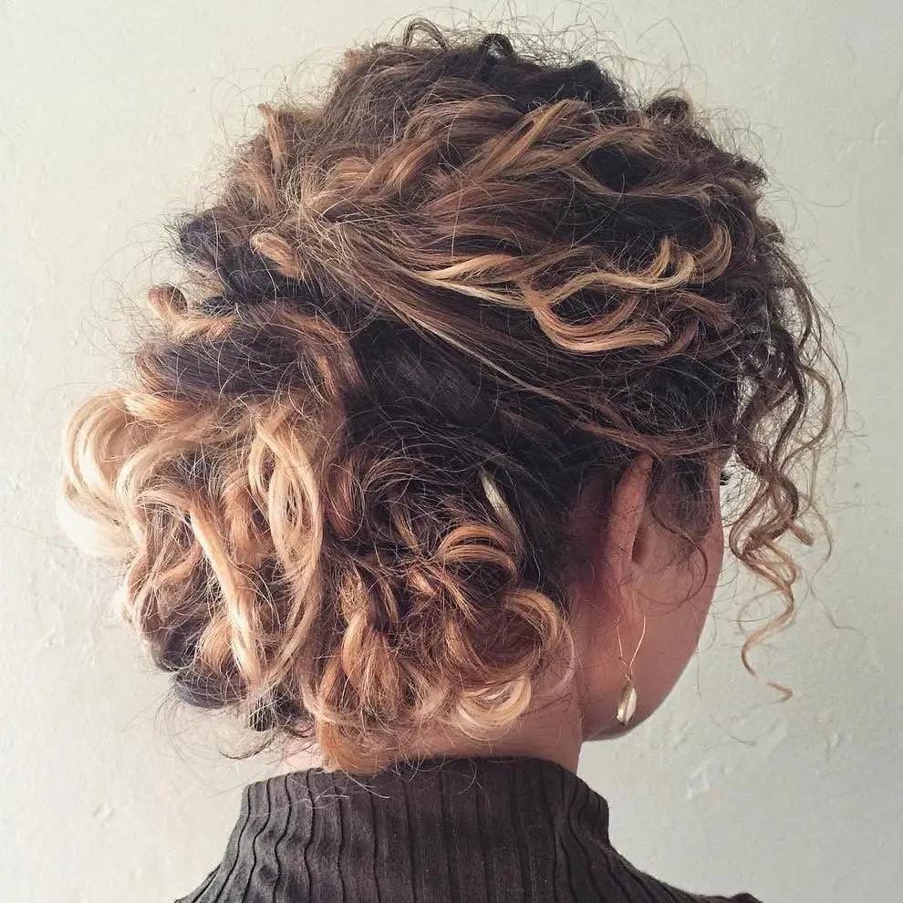 Femme avec un chignon twist français décoiffé, style élégant et décontracté.