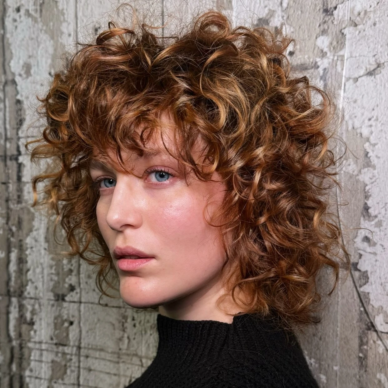 identifier-type-de-boucles Visuel expliquant comment reconnaître son type de cheveux bouclés à l’aide de tests simples sur la texture, la mèche et les cheveux mouillés.