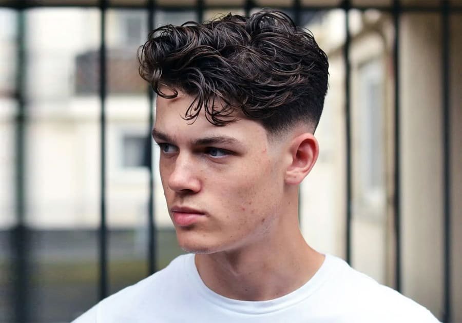 Coupe de cheveux masculine Low Fade Traditionnel coiffure dégradé homme avec transition basse au niveau des oreilles
