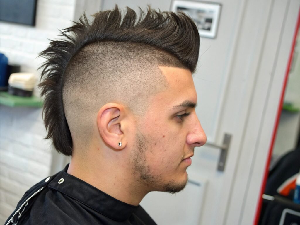 Coupe de cheveux masculine Mohawk Fade coiffure homme dégradé avec crête centrale